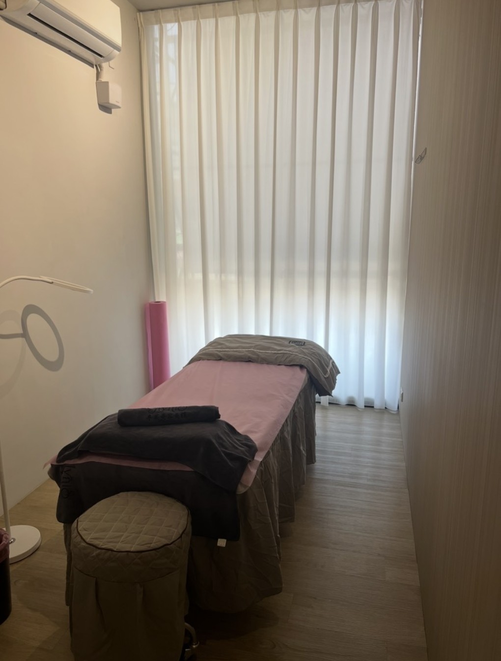 Glynis臉部護理區 - 專業的美容床與設備環繞，精緻明亮的護理空間