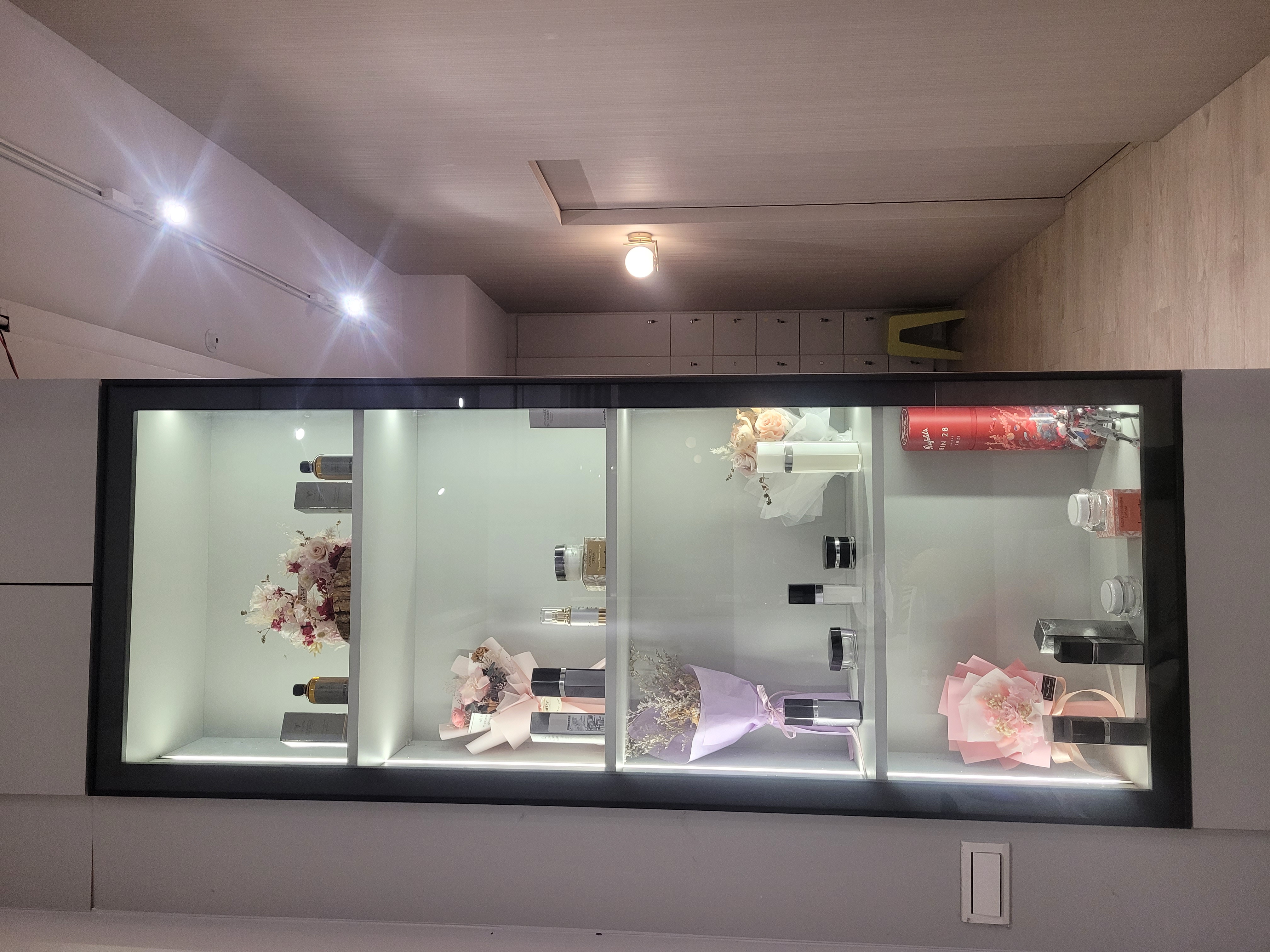 Glynis接待區 - 現代簡約風格的等候區，舒適的粉色沙發與植物裝飾