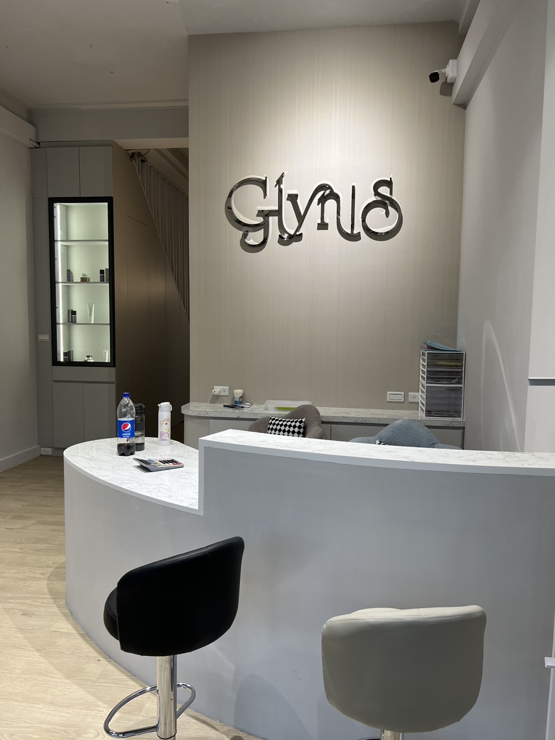 Glynis產品展示區 - 整齊陳列的各類美容保養產品